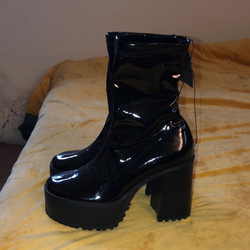 Forever 21 black, y2k style 1 inch platform boot, size 7.5, *never worn*